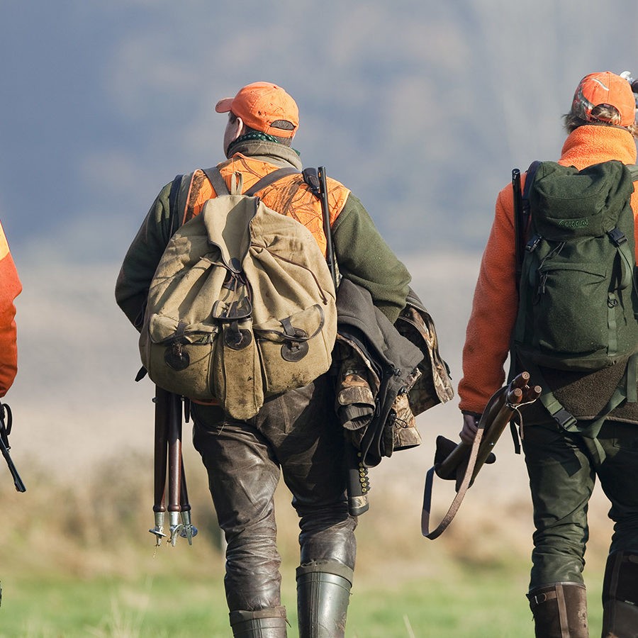 Vier Jäger nach der Treibjagd Vier Jäger nach der Treibjagd